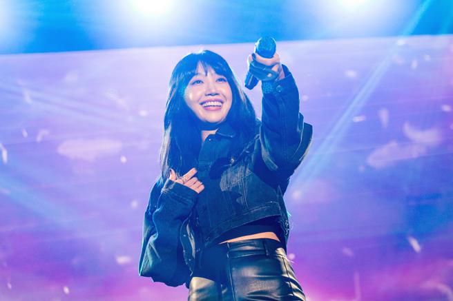 郑恩地相当真挚地为幸运粉丝商谈烦恼。（D-SHOW提供）