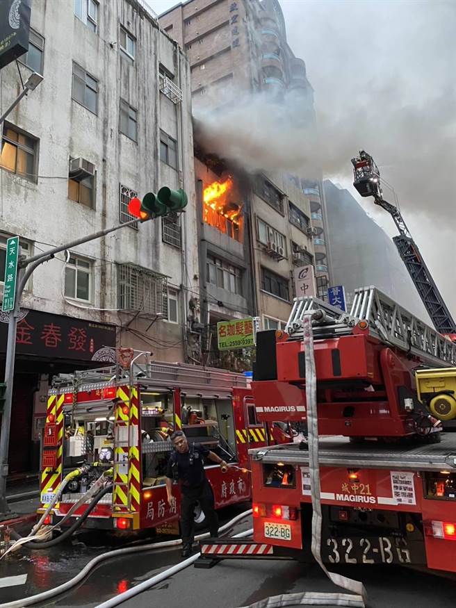 民眾疑似使用煤油暖炉不慎酿成火灾。（翻摄画面）