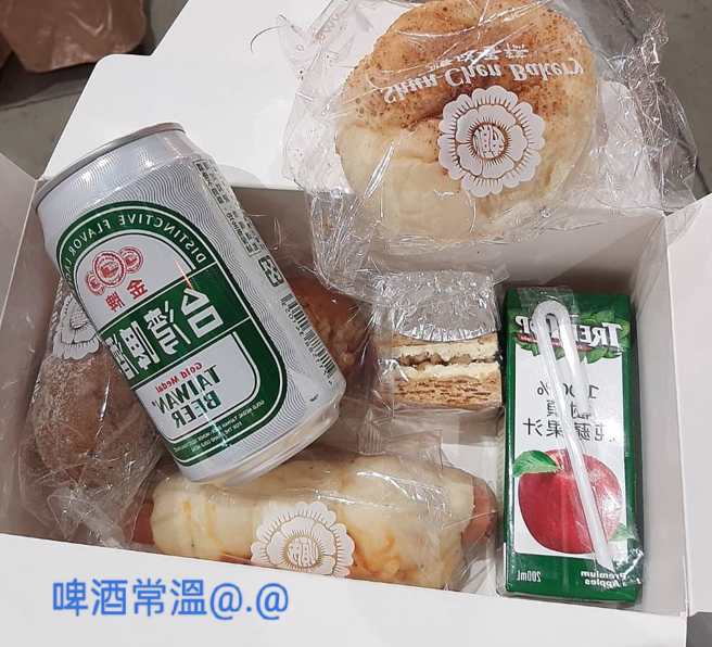 一名在保险公司任职的网友表示，公司高层称今年没赚钱，所以年终砍半，尾牙请员工吃「惊喜餐盒」。（图／匿名2公社）