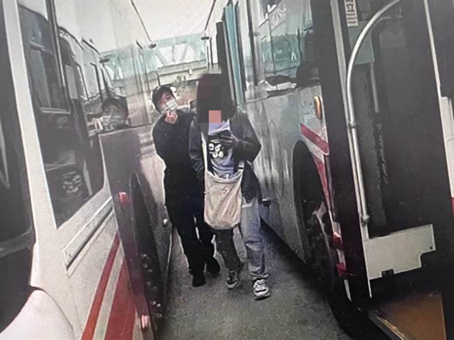 三和派出所9日接获公车司机报案请求协助，三和派出所警员柯柔伊到场后立即以流利的英文和对方沟通了解。（乌日警分局提供／冯惠宜台中传真）