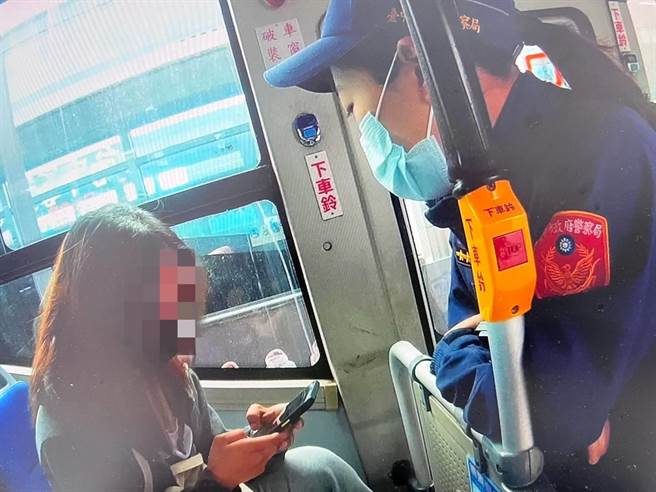 三和派出所9日接获公车司机报案请求协助，三和派出所警员柯柔伊到场后立即以流利的英文和对方沟通了解。（乌日警分局提供／冯惠宜台中传真）