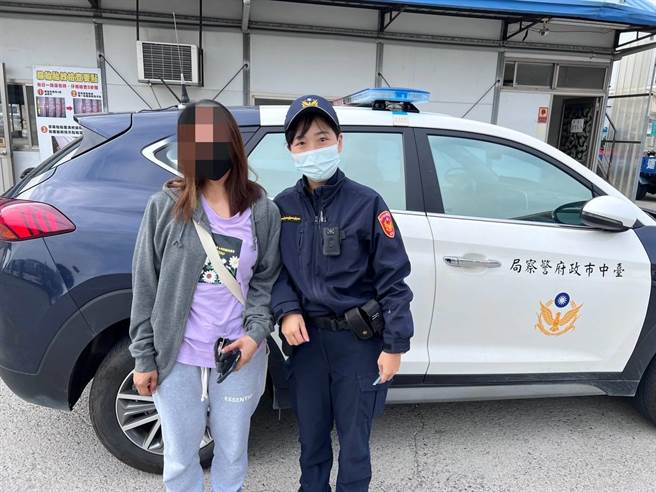 搭错车的菲律宾籍女子莱菈霓经协助顺利搭上车前往台中火车站，她大讚台湾警察英文能力佳、服务态度一级棒，并开心合影留念。（乌日警分局提供／冯惠宜台中传真）