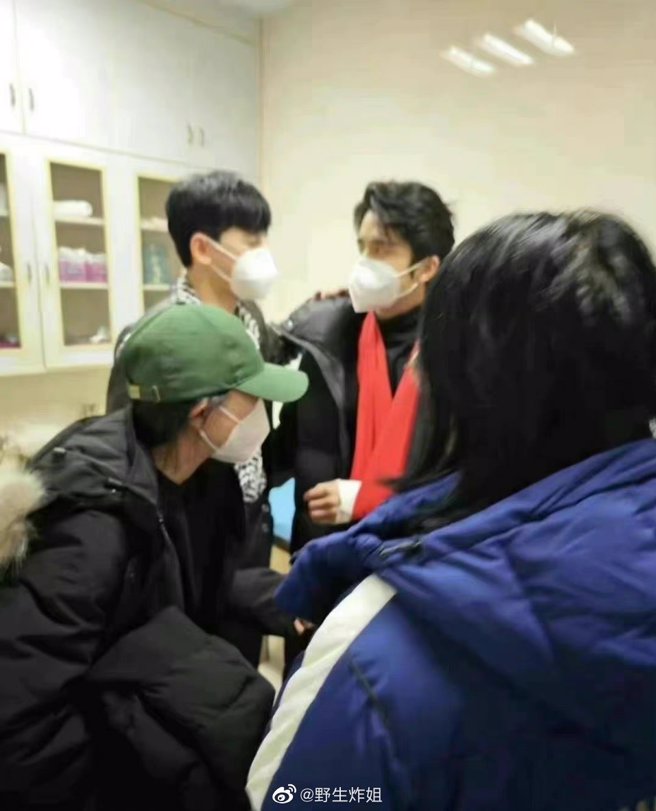 张新成送医画面曝光。（图／微博）