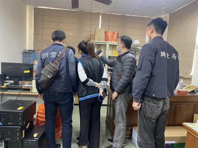 云林地检署日前同步发动搜索陈建名办公处所、厂商的营业处所等10处，查扣相关证物。（云林地检署提供）