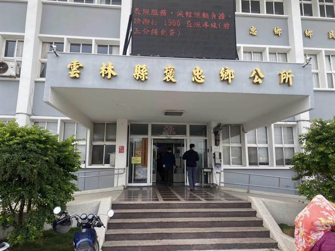 云林地检署发动搜索褒忠乡长陈建名的办公室，并声请羁押陈建名获准。（云林地检署提供）