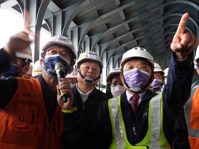 行政院长苏贞昌（右）今上午到苏花公路大清水隧道南口视察抢通进度。（罗亦晽摄）