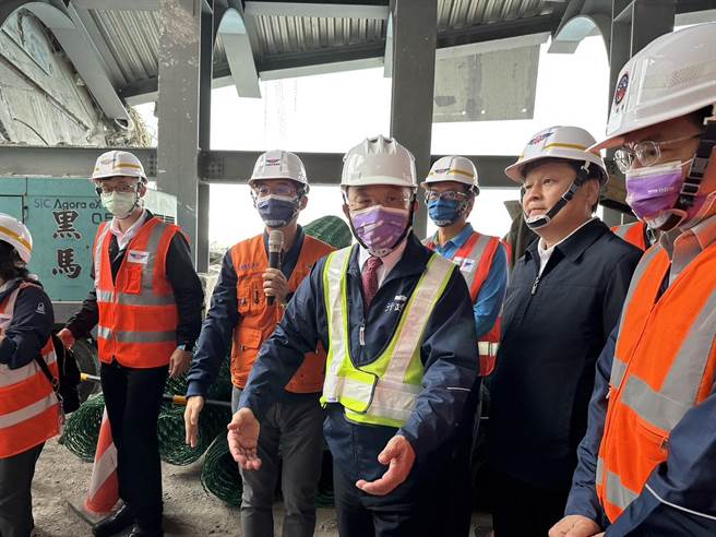 行政院长苏贞昌（右）今上午到苏花公路大清水隧道南口视察抢通进度。（罗亦晽摄）
