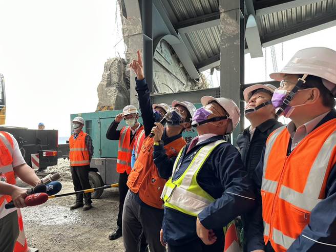 行政院长苏贞昌（右）今上午到苏花公路大清水隧道南口视察抢通进度，听取公路总局长陈文瑞报告受灾状况。（罗亦晽摄）