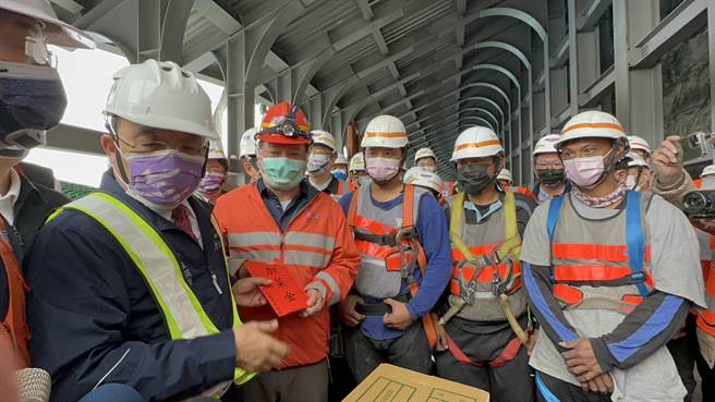 行政院长苏贞昌（右）今上午到苏花公路大清水隧道南口视察抢通进度，送上3包具相当厚度的大红包给工程与疏运人员，感谢他们的辛劳。（罗亦晽摄）