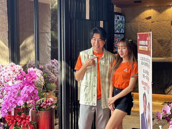 林襄（右）昨與梁赫群擔任士林「森SPA足體養生會館」一日店長。（鄭宜熏攝）