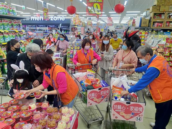 雲林家扶中心扶助的30戶弱勢家庭今（15日）在虎尾東區扶輪社贊助下到家樂福免費採買3000元年貨。（雲林家扶提供）