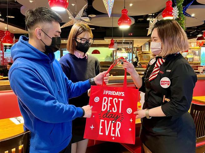 TGI FRIDAYS「好運兔YOU」美式外帶年菜，單點550元起，消費滿1,500元贈品牌設計環保袋乙個。（圖／開展餐飲集團）