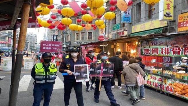 员警上街宣导小心扒手。（翻摄画面）