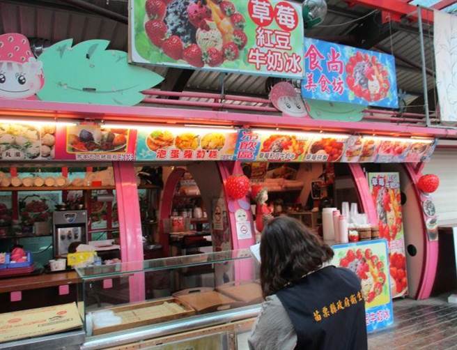 衛生局人員稽查與輔導草莓相關食品業者。（苗栗縣政府提供／李京昇苗栗傳真）