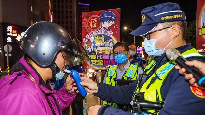 縣長楊文科（中）14日晚現身竹北市自強南路的酒測攔檢站，了解員警執行酒測情形，宣導杜絕酒駕。（新竹縣政府提供／羅浚濱新竹傳真）