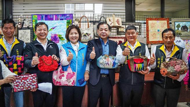 新竹县总工会举办开春庆好年挥毫赠春联活动，副县长陈见贤（中）参观职训成果展讚美各项职业训练的成果。（罗浚滨摄）