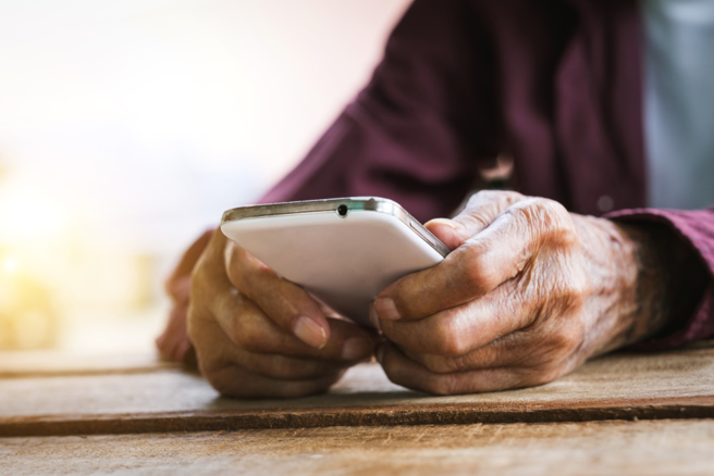 日本逾70名老人遭年轻护理师诈骗，损失近8000万台币。（示意图／Shutterstock）