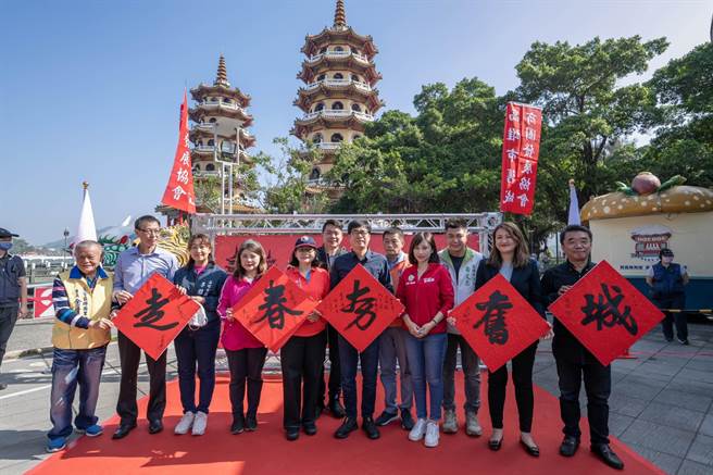 高雄市长陈其迈在年前最后一个周末，今日前往左营知名景点莲池潭和元帝庙参加过好年活动，并发送兔年小红包和春联给民眾，大批民眾排队领取红包春联，并与市长击掌、玩自拍，商圈更举办年节市集、书法大师挥毫发送春联，市长也在「走春夯旧城」春联上提笔落款，邀请大家到高雄走春过好年。(高雄市政府新闻局提供／林雅惠传真)
