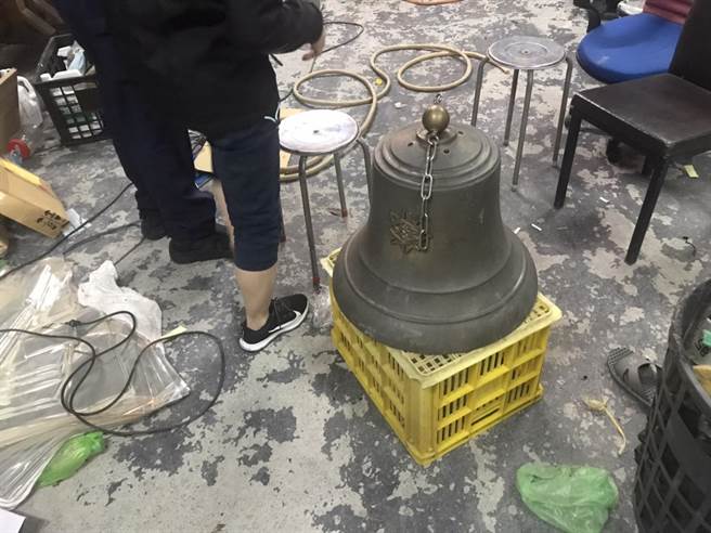 宜兰县警察局罗东分局14日在某工寮寻获罗东国小失窃的铜钟，后续将查缉犯嫌到案。（宜兰县警察局罗东分局提供／吴佩蓉宜兰传真）