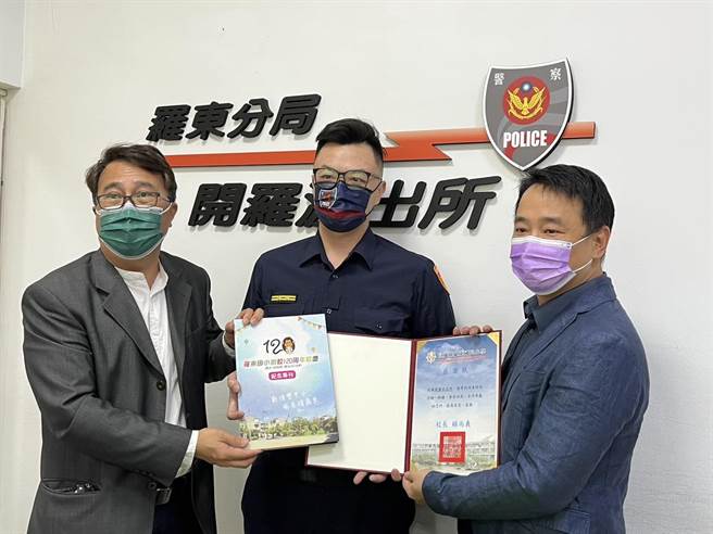 今（15日）罗东国小校长赖尚义（左）与老师开心前往派出所领回铜钟，并致赠警方「罗东国小创校120周年校庆纪念专刊」及感谢状。（罗东国小提供／吴佩蓉宜兰传真）