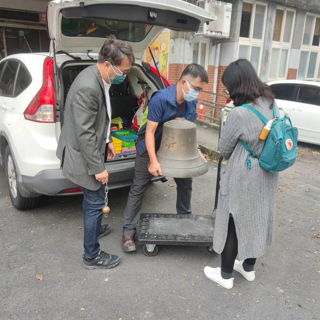 罗东国小校长赖尚义（左）开心让全校师生可在19日结业式时，再次感受敲钟的仪式感。（罗东国小提供／吴佩蓉宜兰传真）