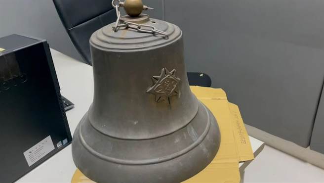 今（15日）罗东国小校长赖尚义与老师开心前往派出所领回铜钟，并致赠警方「罗东国小创校120周年校庆纪念专刊」及感谢状。（罗东国小提供／吴佩蓉宜兰传真）