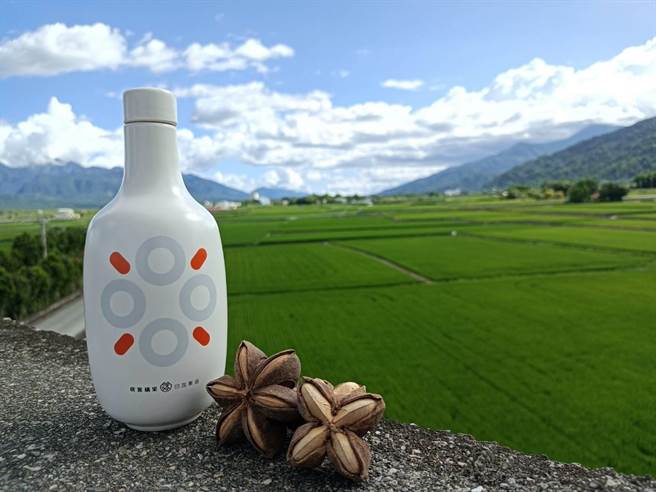 花莲县玉里镇印加果产销第一班班长林昆平，3年前返乡务农，在父亲的山坡地种植印加果加工成油，并成立产销班及「朴实构果」品牌，以一条龙产销模式保障地方小农获利。（林昆平提供／罗亦晽花莲传真）