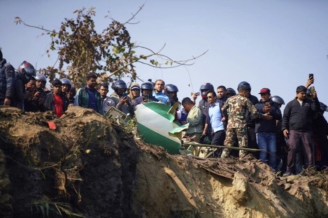 尼泊尔雪人航空（Yeti Airlines）一架载有72人的客机15日坠毁尼泊尔西部城镇波卡拉（Pokhara）。（图／美联社）