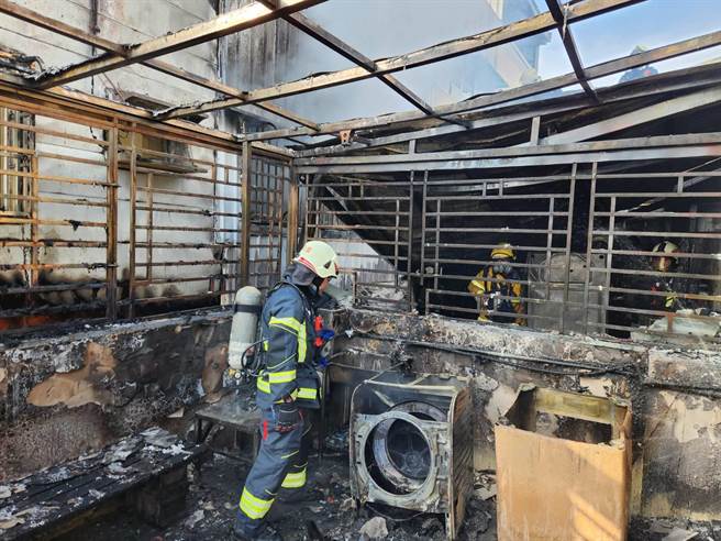 高雄三民区辽寧二街发生住宅火警，顶楼杂物燃烧。（翻摄照片／高雄洪靖宜传真）