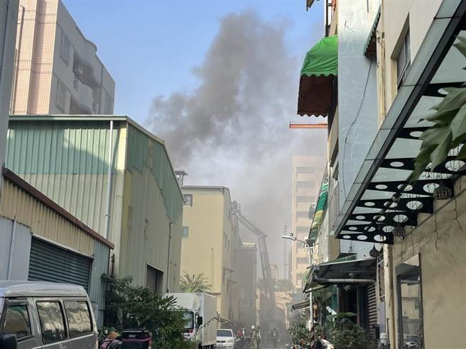 高雄三民区辽寧二街发生住宅火警，浓烟不断窜出。（洪靖宜摄）