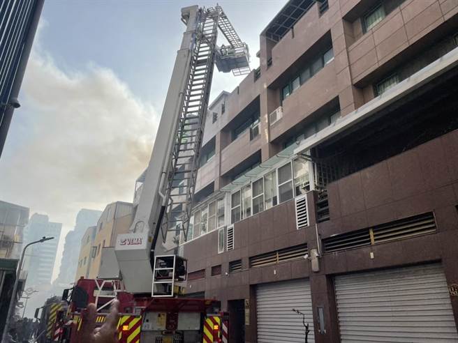 高雄三民区辽寧二街发生住宅火警，浓烟不断窜出。（洪靖宜摄）