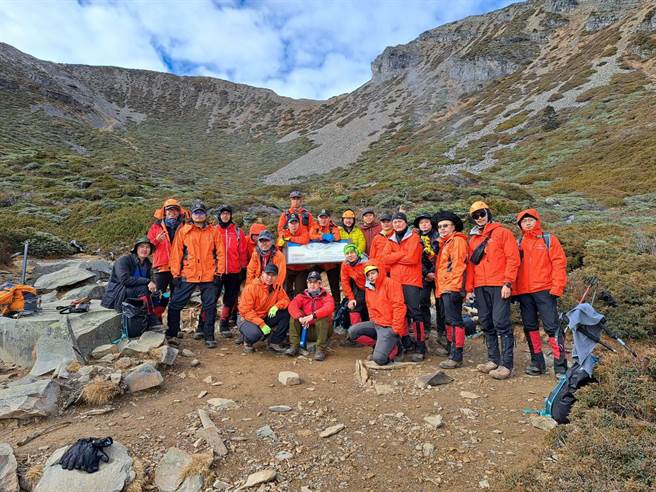 台中市消防局每年冬季辦雪季高山訓練，今年選派梨山、谷關、和平三個消防分隊共27人上山訓練。（台中市消防局提供）