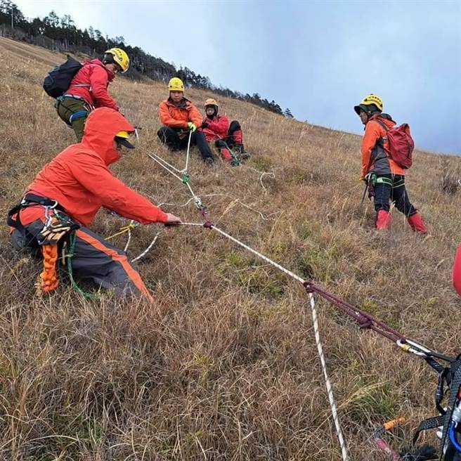 台中市消防局每年冬季辦雪季高山訓練，今年選派梨山、谷關、和平三個消防分隊共27人上山訓練。（台中市消防局提供）