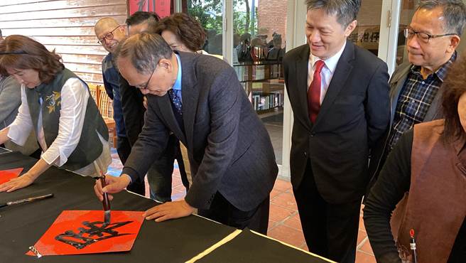 立法院长游锡堃今（15日）以创办人身分受邀出席「新春挥亳送春联」活动，大展身手写了「展」字。（吴佩蓉摄）