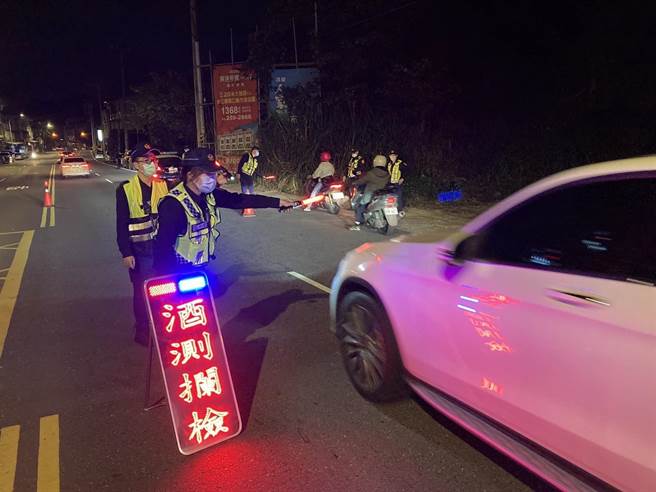 嘉义县警察局昨配合同步扩大取缔酒驾勤务，共查获酒后驾车5件。（嘉义县警察局提供∕吕妍庭嘉义传真）