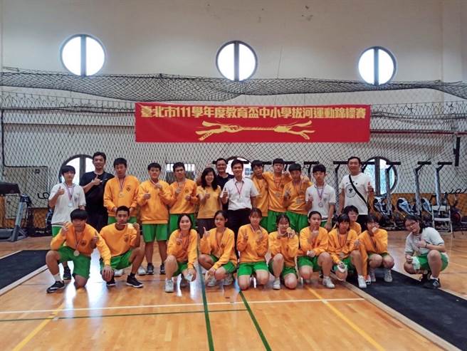 台北市古亭国中111学年度教育杯拔河锦标赛荣获国中男子组全市冠军、女子组全市冠军及混合组全市冠军三冠王。（北市古亭国中提供／游念育台北传真）