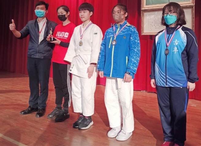 北市古亭国中参加111学年度北市教育杯中小学柔道及角力锦标赛再传捷报，于眾多参赛队伍中，勇夺国女推手角力团体赛全市冠军，国男推手角力团体赛全市季军，柔道与角力个人赛眾多项目冠军、亚军与季军。（北市古亭国中提供／游念育台北传真）