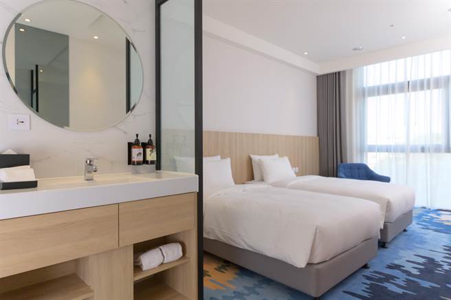 「探索世界住房专案」含住宿及早餐、2张门票，平日双人房4999元起。(台中震大金郁金香酒店提供)