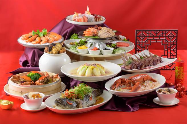 「中式鸿兔吉祥年菜桌宴」每桌18888元到22888元起，需加1成服务费。(台中震大金郁金香酒店提供)