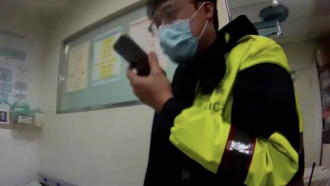 宜兰警察使用酒醉男子的 iPhone手机，开启SIRI语音用关键字拨出电话以连繫家属。（宜兰县警察局宜兰分局提供／吴佩蓉宜兰传真）