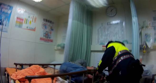 宜兰警察使用酒醉男子的 iPhone手机，开启SIRI语音用关键字拨出电话以连繫家属。（宜兰县警察局宜兰分局提供／吴佩蓉宜兰传真）