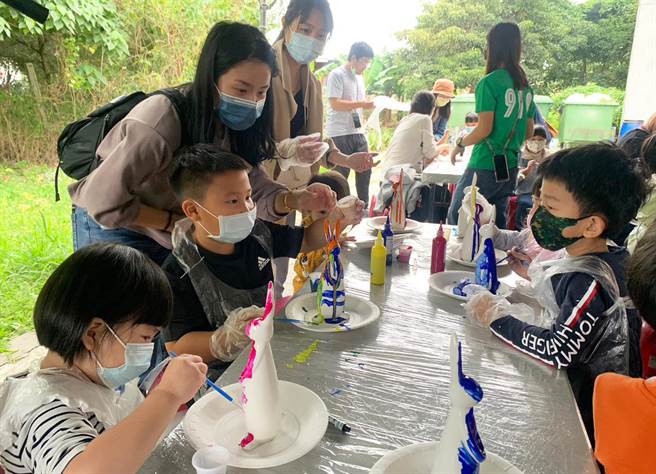 公益团体认助流体兔宝帮助植物人，大小朋友玩得不亦乐乎。（创世提供）