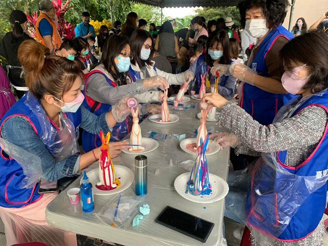 公益团体认助流体兔宝帮助植物人，大小朋友玩得不亦乐乎。（创世提供）