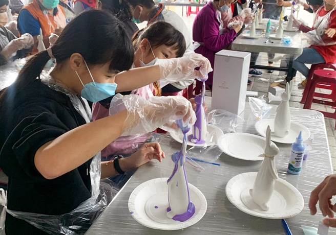 公益团体认助流体兔宝帮助植物人，大小朋友玩得不亦乐乎。（创世提供）