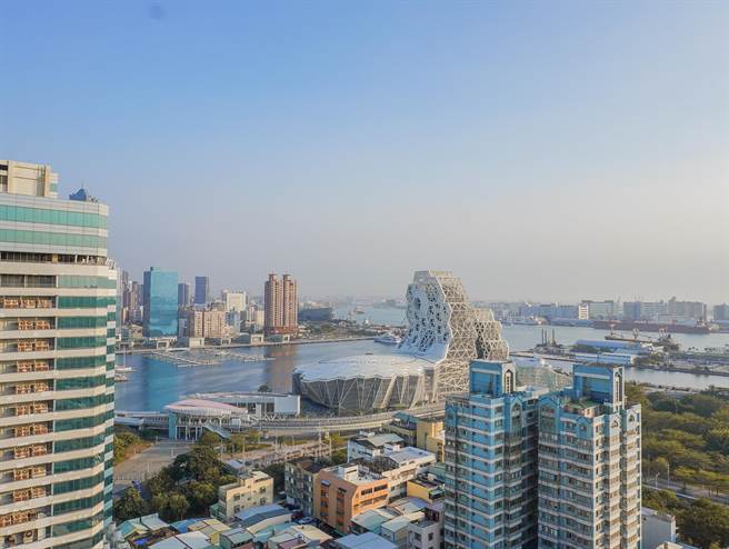 福容高雄店房間內能一覽高雄港灣的高流建築群及高雄港船隻。(福容大飯店提供)