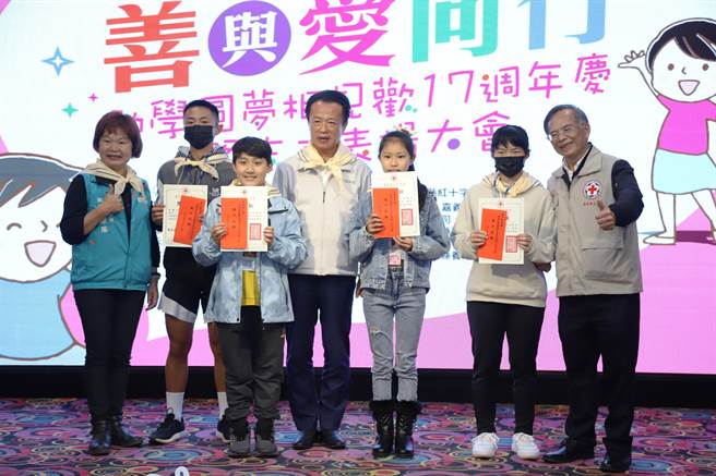 嘉义县红十字会助学圆梦相见欢活动，特别表扬学生给予助学金。（吕妍庭摄）