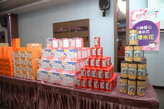 今天活动也获得善心人士和团体赞助大量物资。（吕妍庭摄）