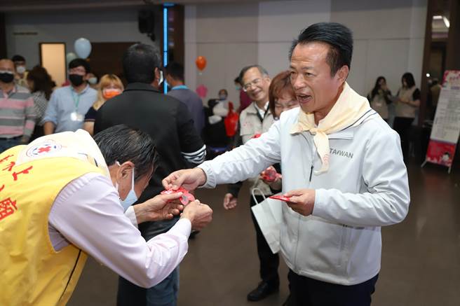 嘉义县长翁章梁特别带来鸿兔大展红包，让活动多了几分年味。（吕妍庭摄）