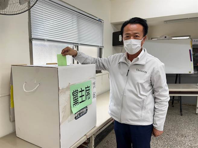 嘉义县长翁章梁今完成投票后，也呼吁党员记得去投票。（取自翁章梁脸书∕吕妍庭嘉义传真）