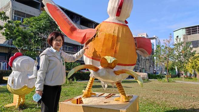 台中市议员张芬郁指出，惊爆大里区大元公园矗立鸡年花灯，因经年未维护得当，外观破损、电线外露成安全杀手。（张芬郁提供／冯惠宜台中传真）